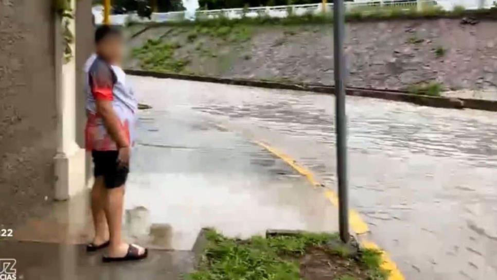 Niño sale a bañarse al Parque Acuático en Culiacán en plena tormenta