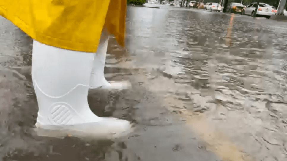 Rescatan con vida a mujer arrastrada por arroyo en Culiacán