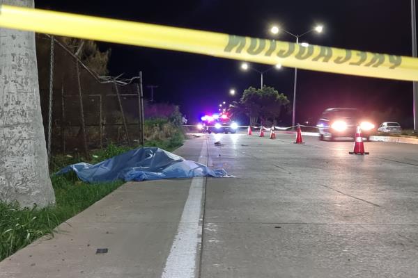 Joven embiste a motociclista, lo mata y huye, pero lo detienen más adelante