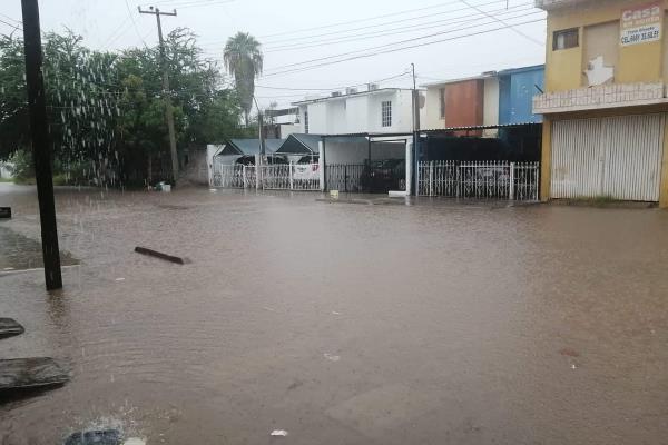 Colonias de Los Mochis se inundan; arrecia la lluvia