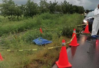 Vehículo «pega y huye» embiste a pareja de motociclistas en Mocorito y muere la mujer