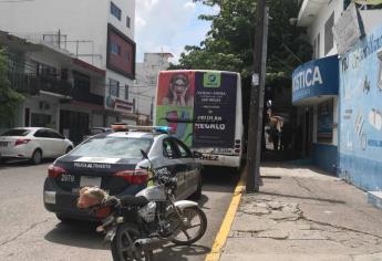 Camión urbano arrolla motocicleta y mata a joven mujer en Culiacán