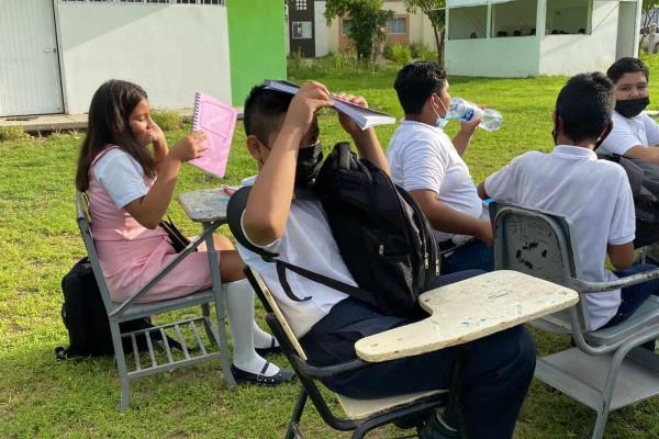 Se acabaron los salones y alumnos toman clases bajo el rayo del sol