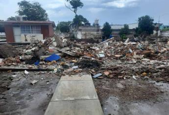 Sin luz y entre escombros, obligan a niños a ir a la escuela en Agua Verde, El Rosario