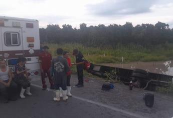 Volcadura de camión de jornaleros, en Villa Unión, deja tres heridos y daños materiales