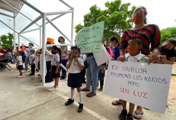 «¡Queremos luz!», madres se manifiestan en evento de Gobierno