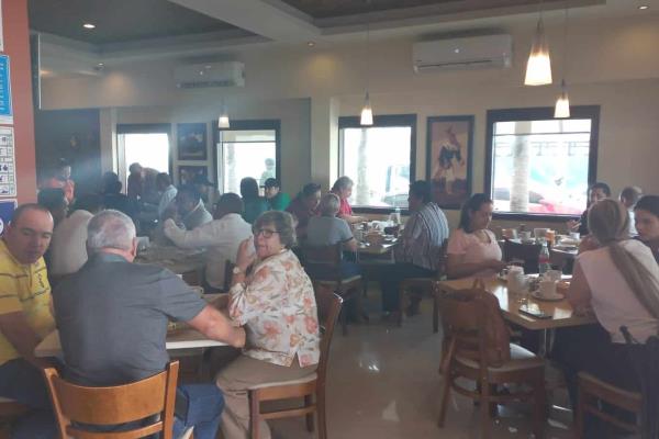 Restaurantes llenos con el regreso a clases, padres «recuperan su vida»