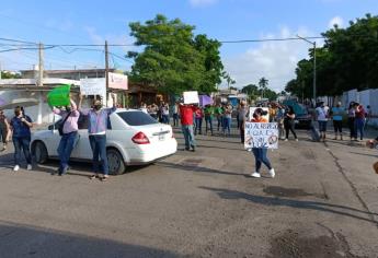 Padres de familia toman la primaria «Ing. Manuel Rivas Mejía», en Culiacán