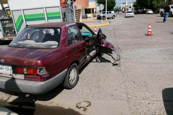 Choque entre dos vehículos deja una mujer prensada en Los Mochis