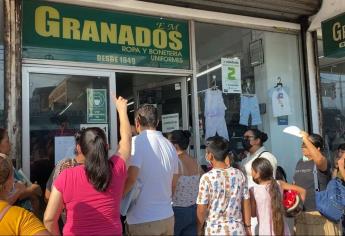 Padres hacen largas filas para el canje de uniformes y útiles en Mazatlán; acudieron desde las 7 AM