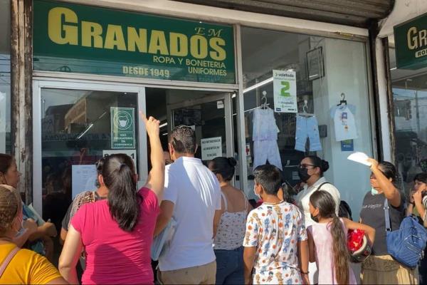 Padres hacen largas filas para el canje de uniformes y útiles en Mazatlán; acudieron desde las 7 AM