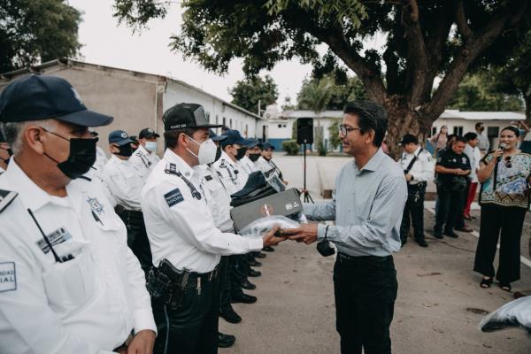 Entregan más de mil uniformes a policías y tránsitos de Guasave