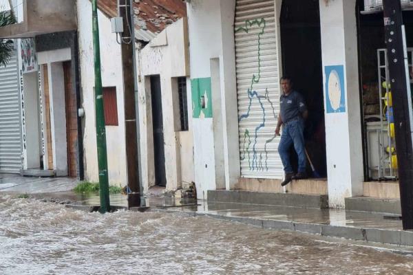 ¡Otra vez! acumulan 100 milímetros de lluvia en Culiacán