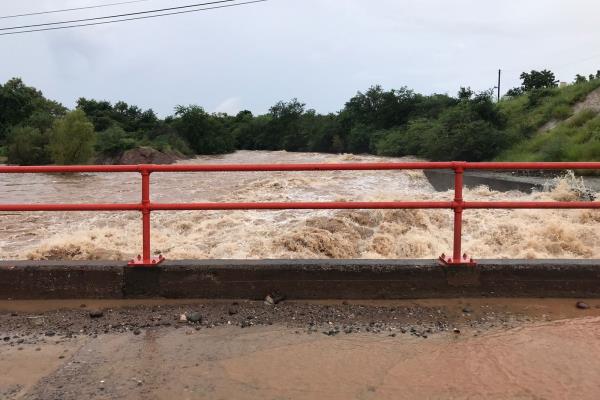En alerta de nuevo el municipio de Sinaloa, sube el nivel de los arroyos; lluvia no cesa