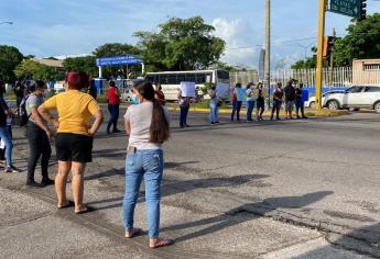 Va de nuevo: Padres bloquean avenida por clausura de Jardín de Niños