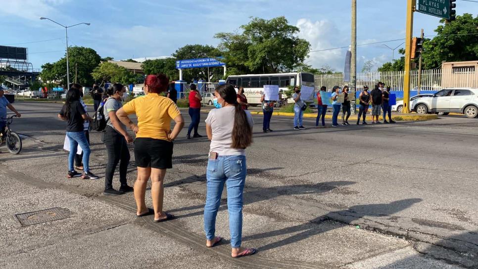 Va de nuevo: Padres bloquean avenida por clausura de Jardín de Niños