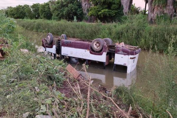 Por esquivar bache camión vuelca y cae a canal; hay 7 lesionados