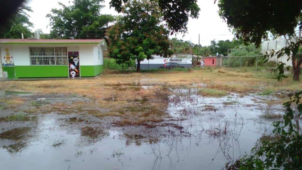 Kínder se convierte en alberca; niños se quedan sin clases y mamás piden ayuda