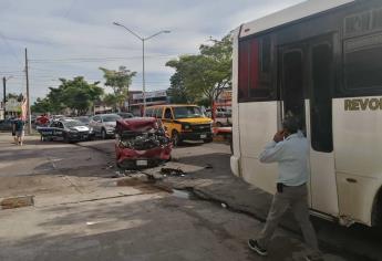 Conductor destroza su vehículo tras impactar contra camión urbano