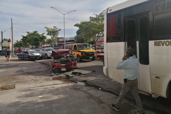 Conductor destroza su vehículo tras impactar contra camión urbano