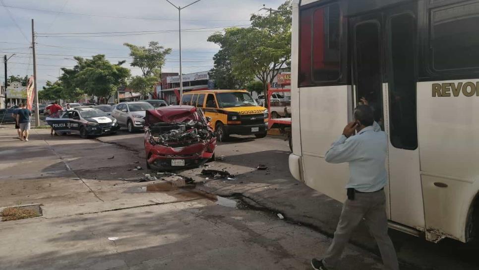 Conductor destroza su vehículo tras impactar contra camión urbano