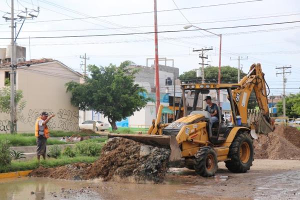Rehabilitan tubería colapsada en Av. Delfines de Mazatlán