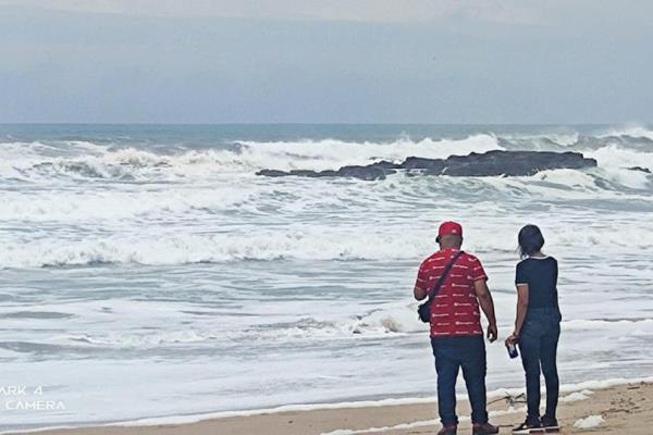 Cierran playas de Mazatlán por alto oleaje