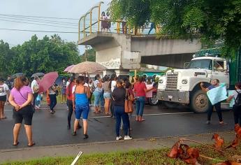 Padres de familia de la Técnica 81 toman carretera Internacional en Mazatlán