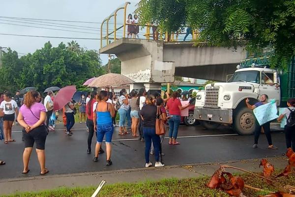 Padres de familia de la Técnica 81 toman carretera Internacional en Mazatlán