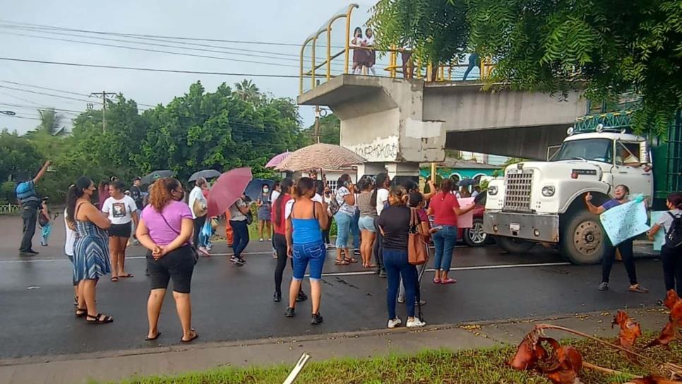 Padres de familia de la Técnica 81 toman carretera Internacional en Mazatlán