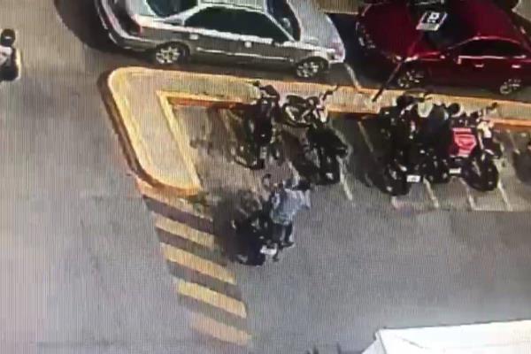 Una pareja… y un perrito, se roban motocicleta en Mazatlán