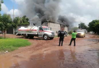 Se incendia bodega de la colonia Siglo XXI, en Los Mochis