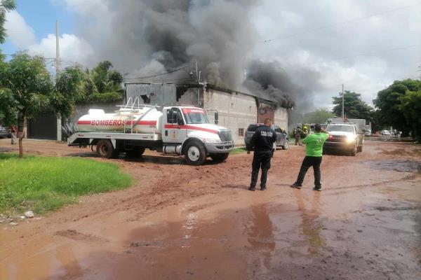 Se incendia bodega de la colonia Siglo XXI, en Los Mochis