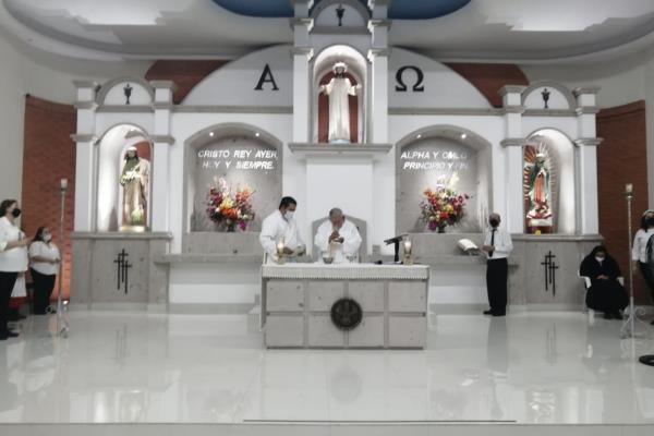 «Padre jeringas» ora por los enfermos, en misa de sanación en Los Mochis