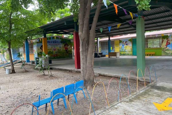 Niños de kínder en Culiacán toman clases en aulas sin electricidad