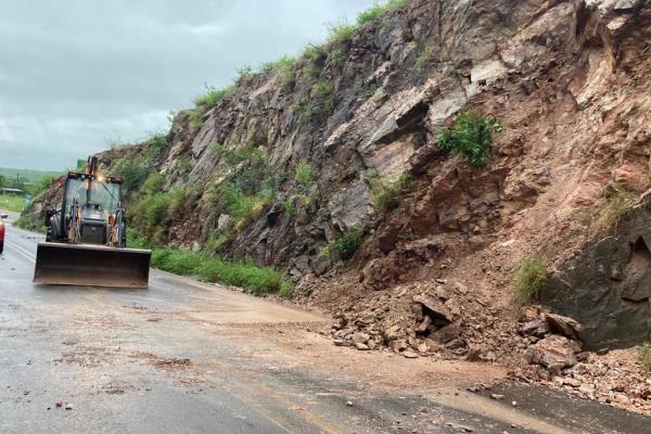 Lluvias desgajan el cerro de la Virgen en Sinaloa de Leyva