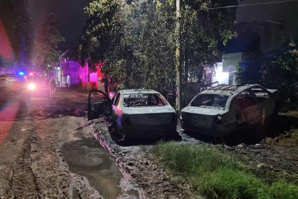 Queman intencionalmente dos carros en taller de la colonia San Rafael, en Culiacán