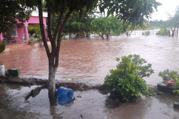 Lluvias del huracán «Kay» desbordan el arroyo Sibajahui