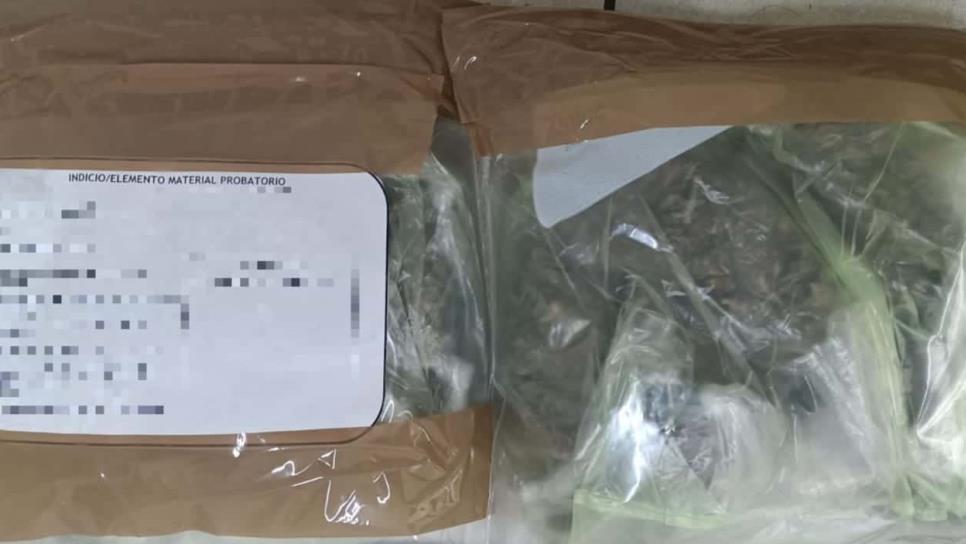 Detienen a dos jóvenes, en Culiacán: llevaban paquetes de marihuana y cristal