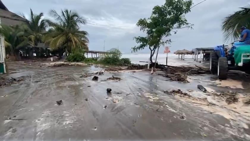 Se sale el mar en Mazatlán debido a la presencia del huracán Kay