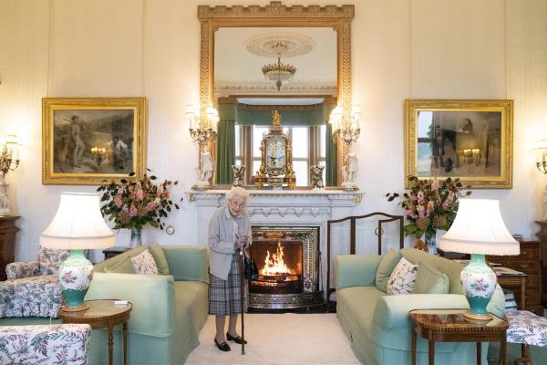 La reina Isabel II, bajo supervisión médica; preocupa su salud