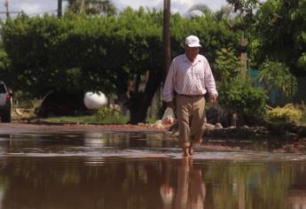 Se vuelven a inundar en el Valle del Carrizo, les llega el agua a la cintura