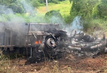 Tractocamión termina calcinado en carambola con tres tráileres y un vehículo Salvador Alvarado