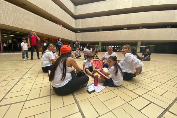 Por riesgo de derrumbe en kínder de Culiacán, maestras y niños se manifiestan