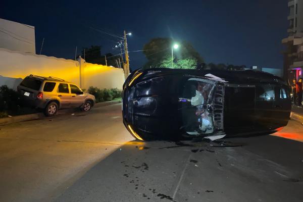 Vuelca camioneta en el sector Tres Ríos de Culiacán