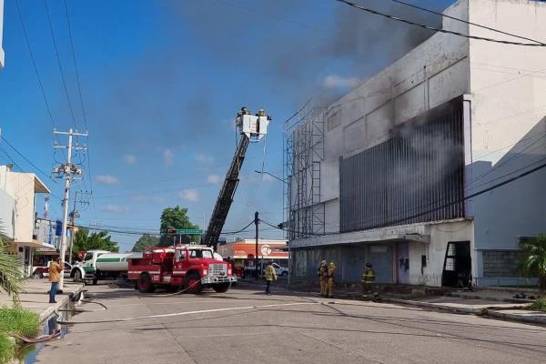 Incendio en La Violeta moviliza a cuerpos de emergencia en Los Mochis