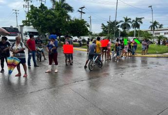 Vecinos de la invasión Casa Redonda bloquean avenida en Mazatlán