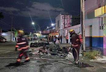 Auto deportivo queda en perdida total tras incendiarse por falla eléctrica en Culiacán