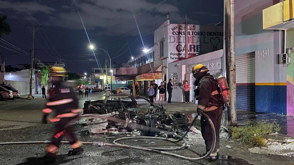 Auto deportivo queda en perdida total tras incendiarse por falla eléctrica en Culiacán