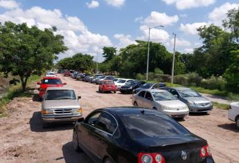 Vendedores de vehículos atiborran la calle Santos Degollado en Los Mochis
